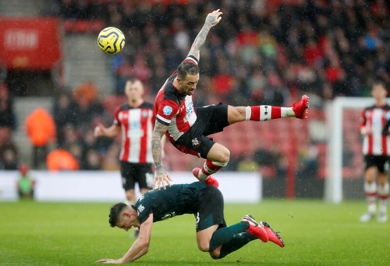 Danny Ings vượt đối thủ và chiến thắng