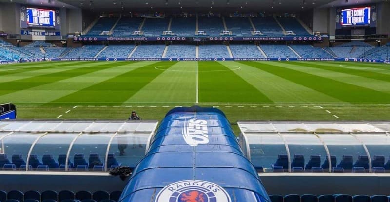 Ibrox Stadium với sức chứa hơn 50.000 chỗ ngồi