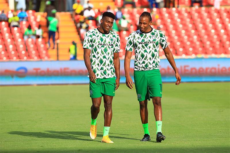 Joe Aribo cùng đồng đội sau trận đấu với Tunisia