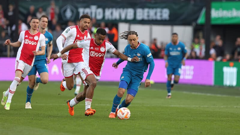 Khi PSV và Ajax biến sân cỏ thành chiến trường rực lửa