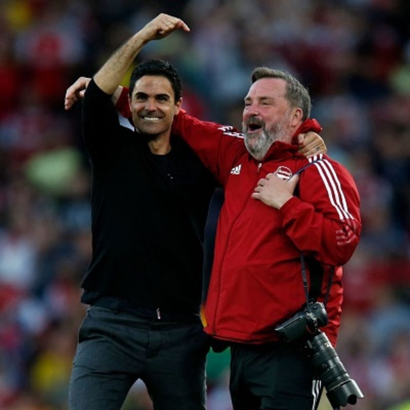 Mikel Arteta mời MacFarlane đến để kể những câu chuyện lịch sử