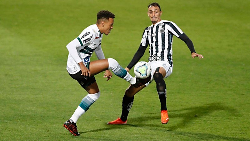 Munzi thi đấu cho câu lạc bộ Coritiba mùa giải 2020