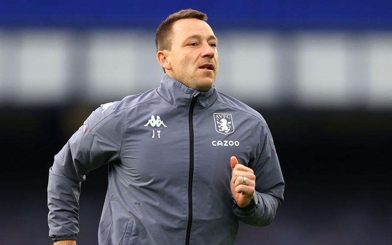 Terry trong vai trò trợ lý huấn luyện viên của Aston Villa